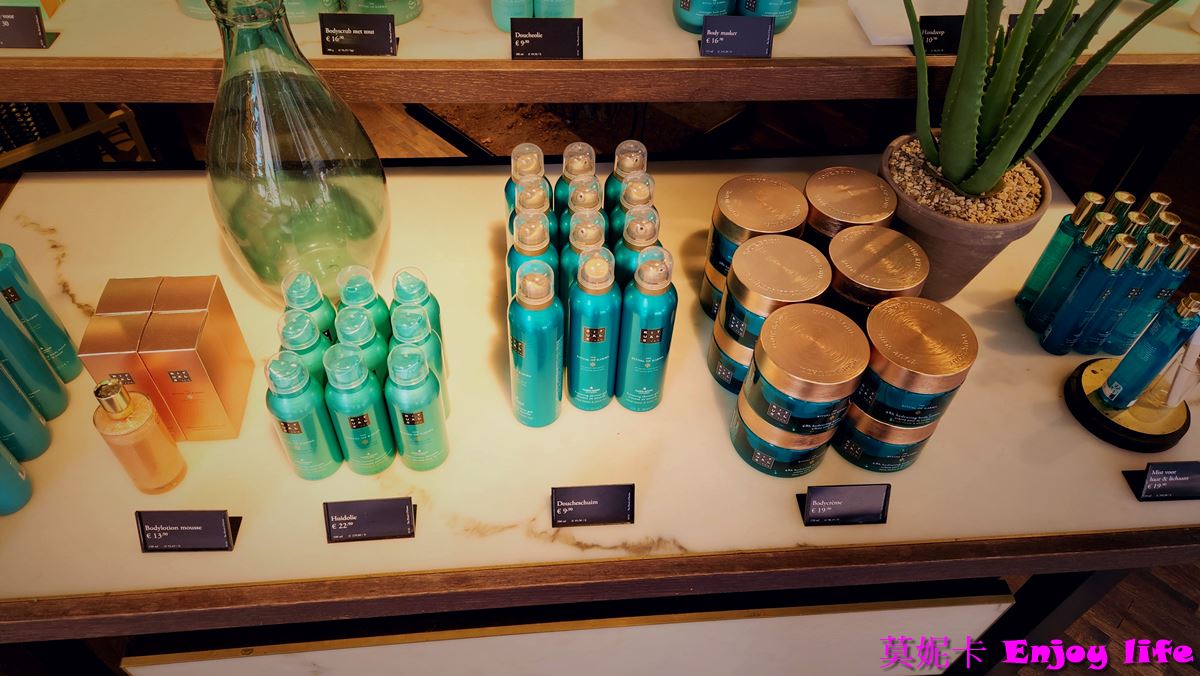 【荷蘭必買】*荷蘭Rituals*，荷蘭國民品牌,有各種好聞的香氛，還有各種身體，頭髮，及臉部用品，店內都提供產品試擦，最推Rituals的髮油，超好用!!!