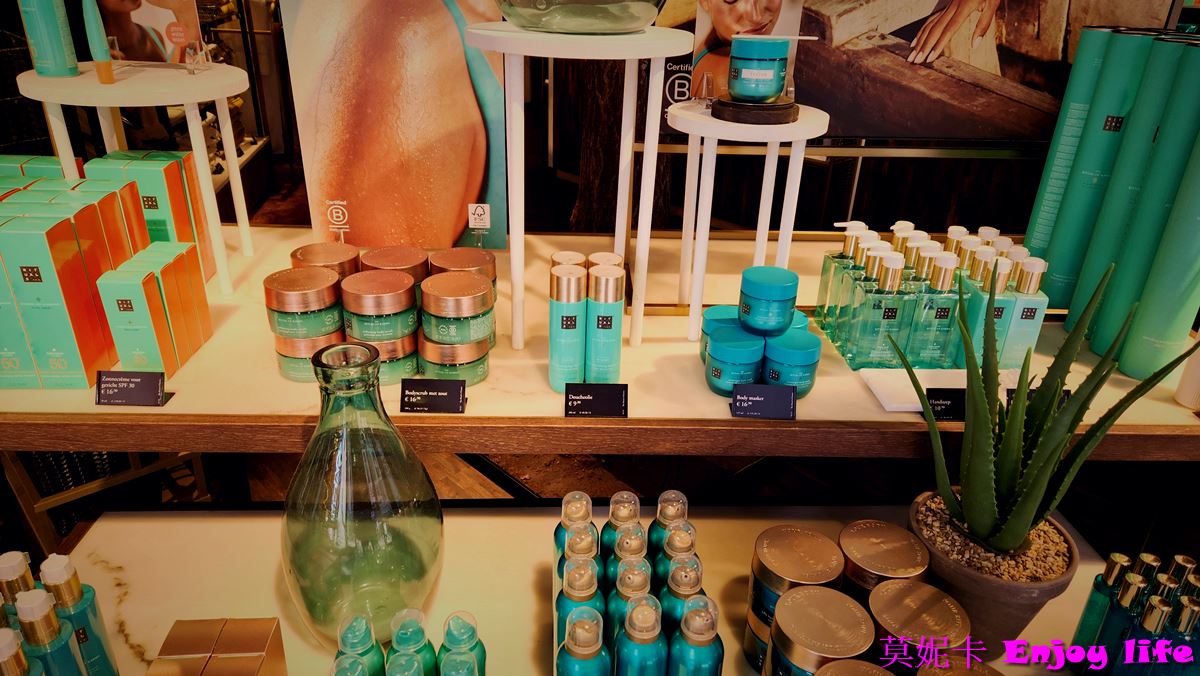 【荷蘭必買】*荷蘭Rituals*，荷蘭國民品牌,有各種好聞的香氛，還有各種身體，頭髮，及臉部用品，店內都提供產品試擦，最推Rituals的髮油，超好用!!!
