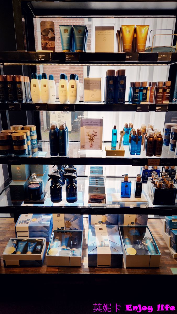 【荷蘭必買】*荷蘭Rituals*，荷蘭國民品牌,有各種好聞的香氛，還有各種身體，頭髮，及臉部用品，店內都提供產品試擦，最推Rituals的髮油，超好用!!!