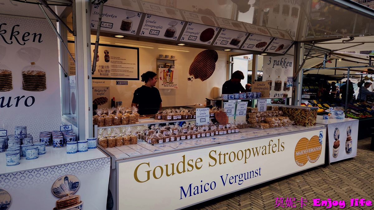 【荷蘭台夫特景點】*台夫特市集 Market Delft*，在台夫特市政廳前廣場，販售多種荷蘭當地小吃及美食!!!