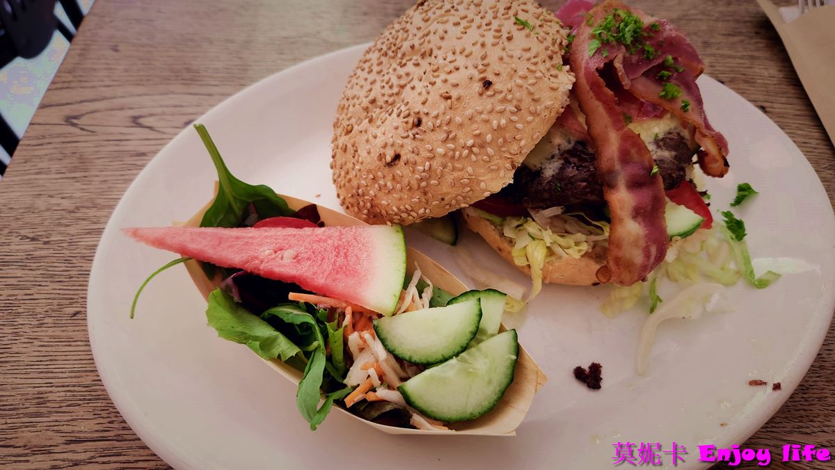 【荷蘭台夫特美食餐廳】*Stads-Koffyhuis餐廳*，三度獲選最好吃三明治獎項，有好吃漢堡跟好喝的奶昔!!!