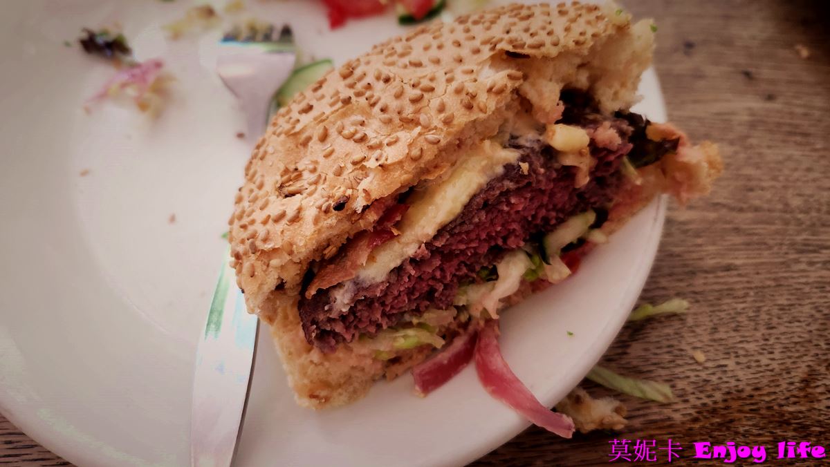 【荷蘭台夫特美食餐廳】*Stads-Koffyhuis餐廳*，三度獲選最好吃三明治獎項，有好吃漢堡跟好喝的奶昔!!!