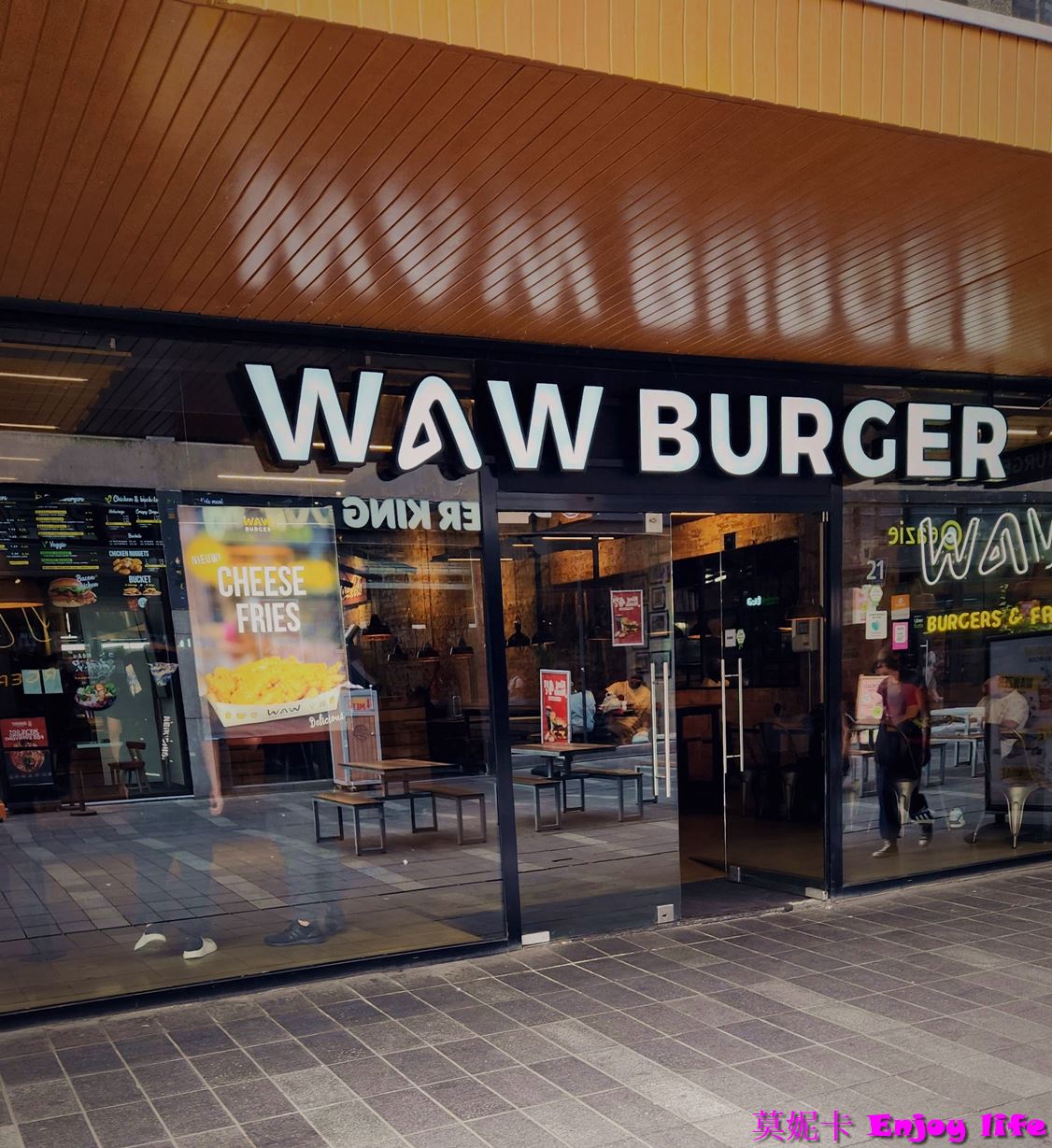 【荷蘭鹿特丹景點】*Lijnbaan Rotterdam林班街*，歐洲第一條行人步行購物街，逛街區域延伸到Koopgoot (Beurstraverse)購物街，De Bijenkorf百貨公司!!!