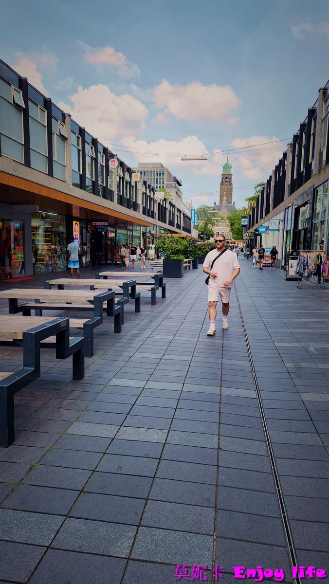【荷蘭鹿特丹景點】*Lijnbaan Rotterdam林班街*，歐洲第一條行人步行購物街，逛街區域延伸到Koopgoot (Beurstraverse)購物街，De Bijenkorf百貨公司!!!