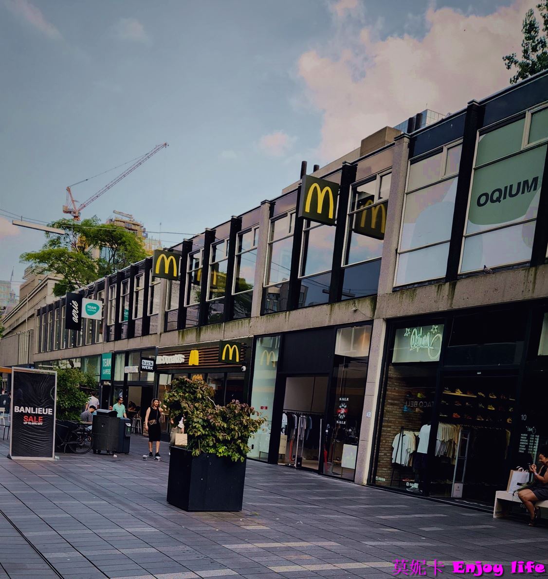 【荷蘭鹿特丹景點】*Lijnbaan Rotterdam林班街*，歐洲第一條行人步行購物街，逛街區域延伸到Koopgoot (Beurstraverse)購物街，De Bijenkorf百貨公司!!!