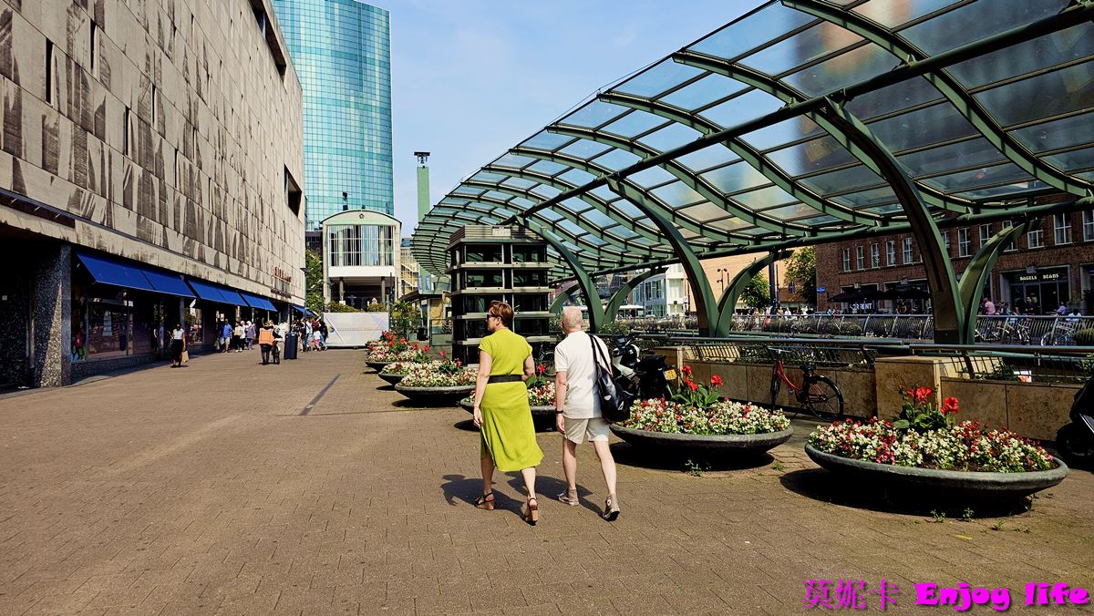 【荷蘭鹿特丹景點】*Lijnbaan Rotterdam林班街*，歐洲第一條行人步行購物街，逛街區域延伸到Koopgoot (Beurstraverse)購物街，De Bijenkorf百貨公司!!!