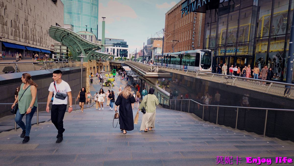 【荷蘭鹿特丹景點】*Lijnbaan Rotterdam林班街*，歐洲第一條行人步行購物街，逛街區域延伸到Koopgoot (Beurstraverse)購物街，De Bijenkorf百貨公司!!!