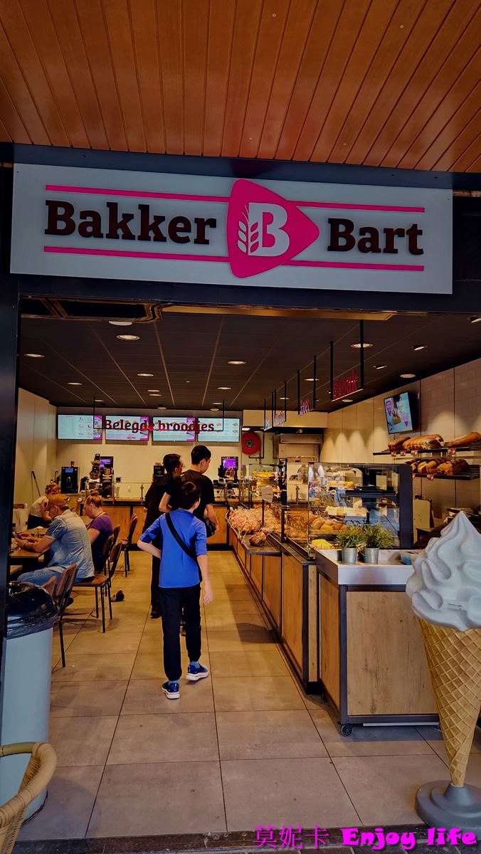 【荷蘭鹿特丹景點】*Lijnbaan Rotterdam林班街*，歐洲第一條行人步行購物街，逛街區域延伸到Koopgoot (Beurstraverse)購物街，De Bijenkorf百貨公司!!!