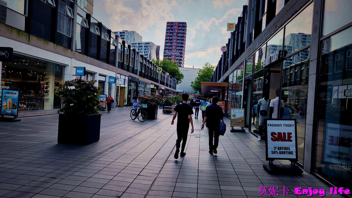 【荷蘭鹿特丹景點】*Lijnbaan Rotterdam林班街*，歐洲第一條行人步行購物街，逛街區域延伸到Koopgoot (Beurstraverse)購物街，De Bijenkorf百貨公司!!!