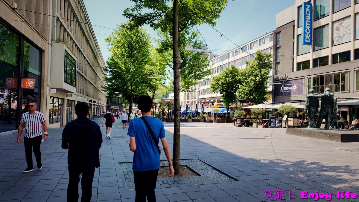 【荷蘭鹿特丹景點】*Lijnbaan Rotterdam林班街*，歐洲第一條行人步行購物街，逛街區域延伸到Koopgoot (Beurstraverse)購物街，De Bijenkorf百貨公司!!!
