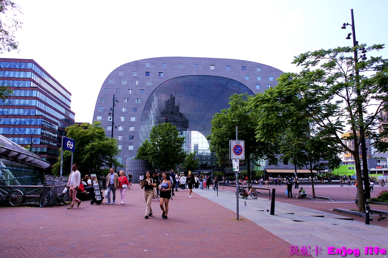 【荷蘭鹿特丹景點】*鹿特丹 Markthal拱廊市場(Market Hall)*，鹿特丹市場，又大又漂亮，，販賣荷蘭傳統美食小吃及各國美食!!!就在方塊屋、鉛筆屋、水管屋旁!!!