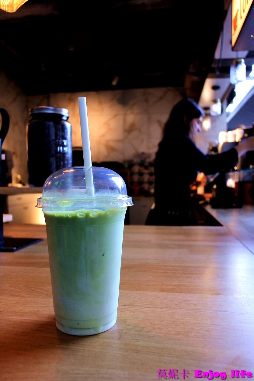 【荷蘭鹿特丹景點】*鹿特丹 Markthal拱廊市場(Market Hall)*，鹿特丹市場，又大又漂亮，，販賣荷蘭傳統美食小吃及各國美食!!!就在方塊屋、鉛筆屋、水管屋旁!!!