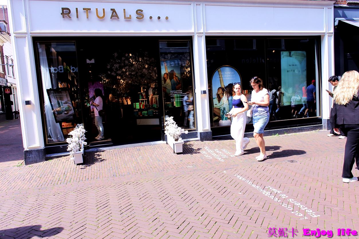 【荷蘭必買】*荷蘭Rituals*，荷蘭國民品牌,有各種好聞的香氛，還有各種身體，頭髮，及臉部用品，店內都提供產品試擦，最推Rituals的髮油，超好用!!!