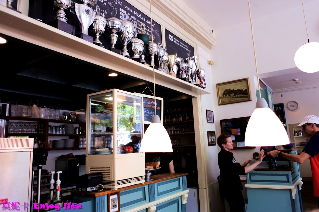 【荷蘭台夫特美食餐廳】*Stads-Koffyhuis餐廳*，三度獲選最好吃三明治獎項，有好吃漢堡跟好喝的奶昔!!!
