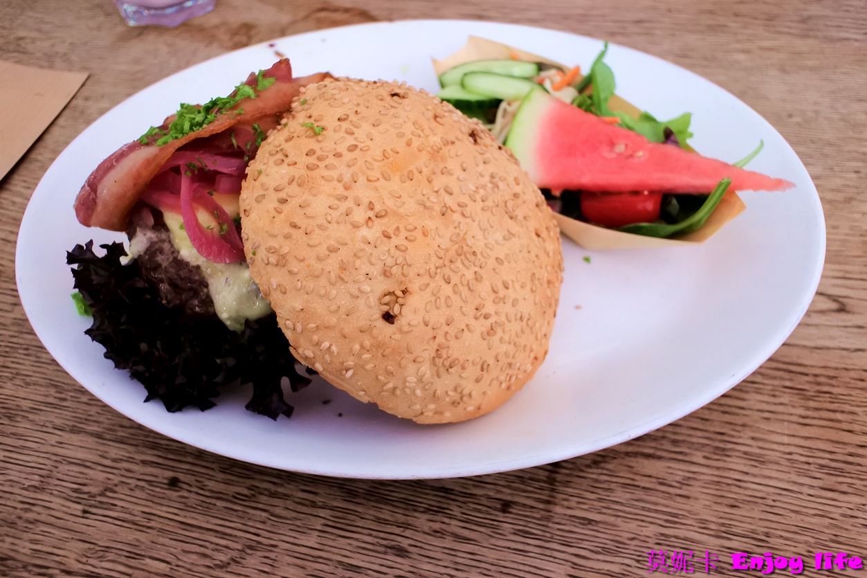 【荷蘭台夫特美食餐廳】*Stads-Koffyhuis餐廳*，三度獲選最好吃三明治獎項，有好吃漢堡跟好喝的奶昔!!!