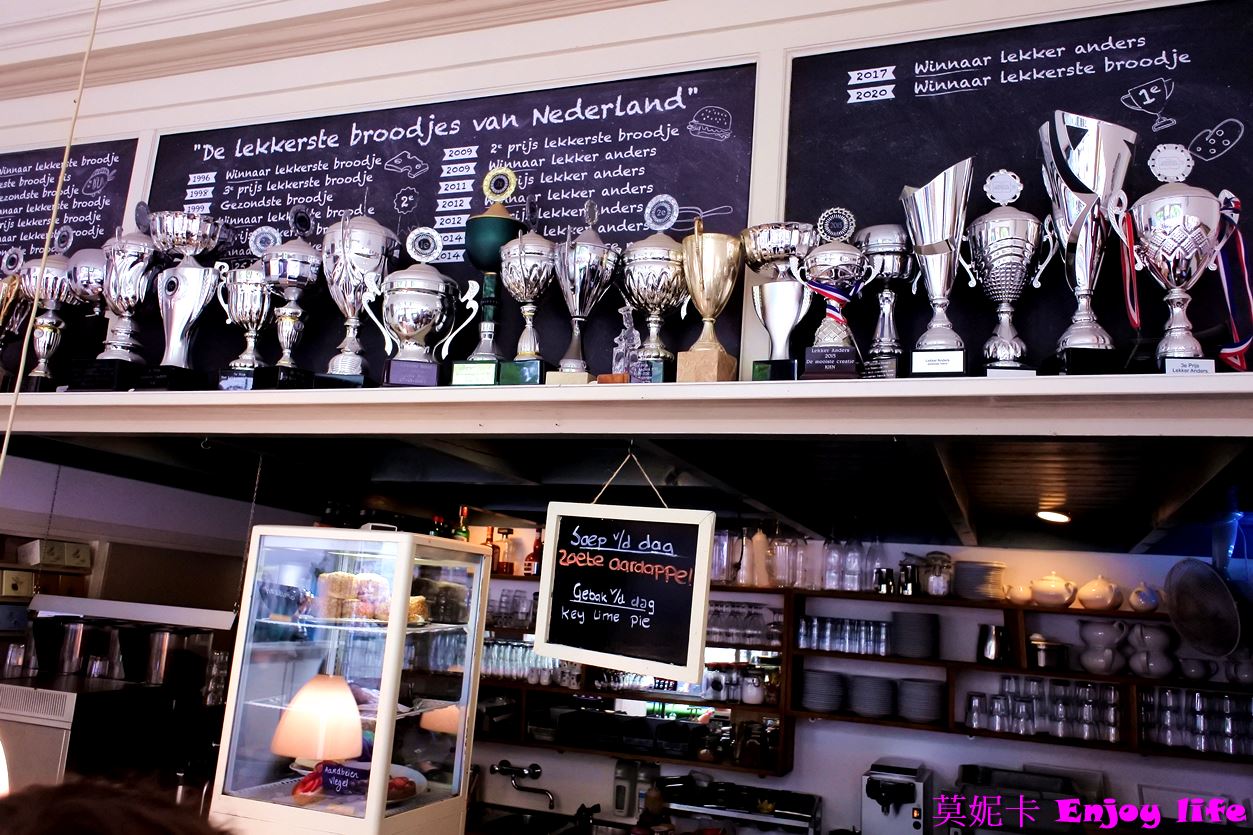 【荷蘭台夫特美食餐廳】*Stads-Koffyhuis餐廳*，三度獲選最好吃三明治獎項，有好吃漢堡跟好喝的奶昔!!!