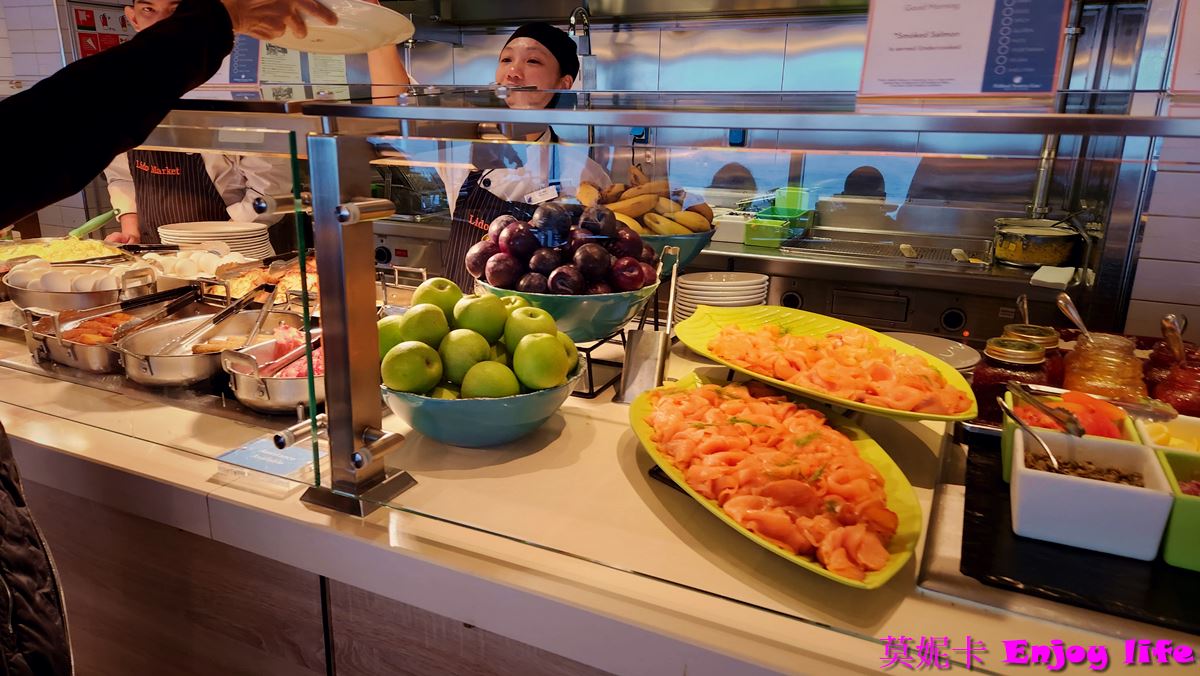 【荷美遊輪餐廳】*荷美遊輪 LIDO Market自助餐廳*，Holland America Line荷美遊輪免費海景餐廳，有各國美食，提供早餐，午餐，下午茶，晚餐，及消夜，餐點種類多又好吃!!!