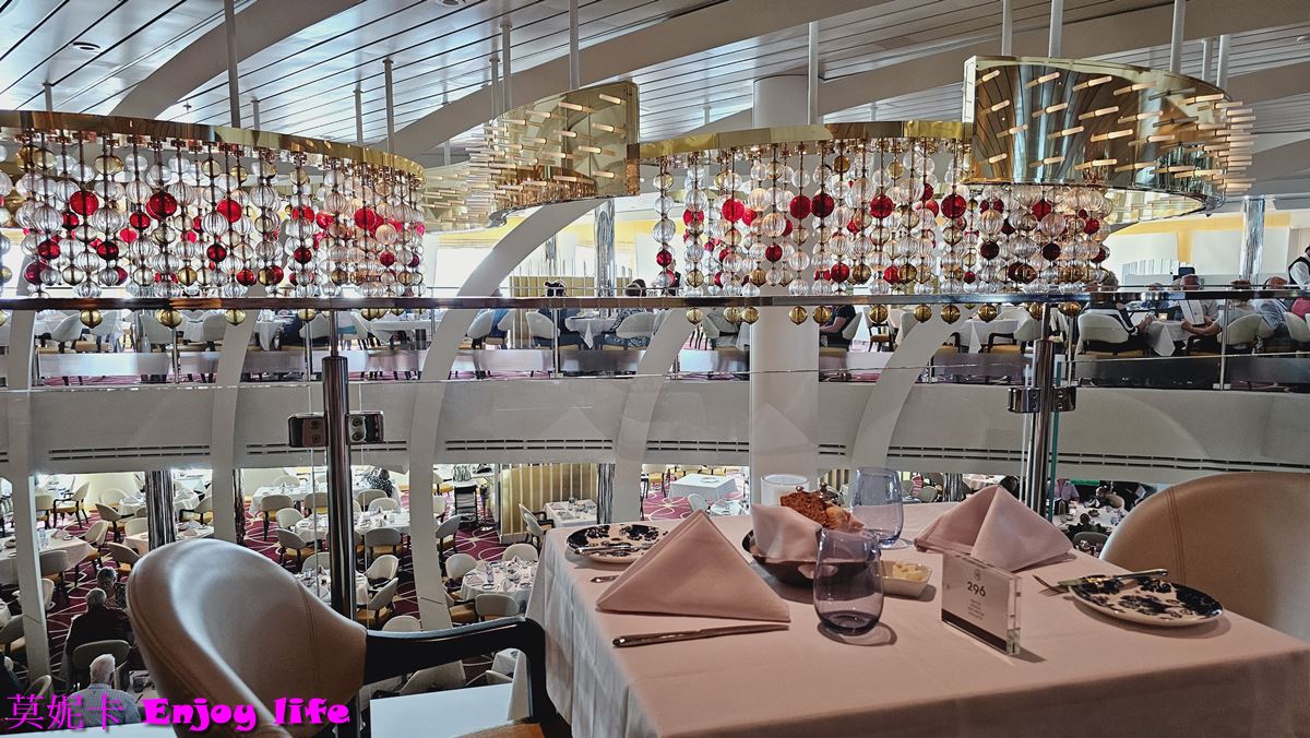 【荷美遊輪餐廳】*荷美遊輪 Dining Room餐廳*，提供免費的早，午餐，及晚餐，專人服務的免費餐廳，推薦來這裡吃早餐!!!