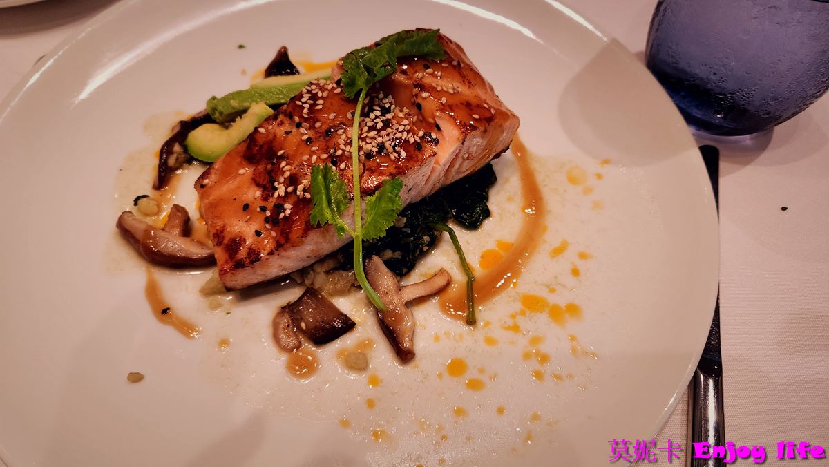 【荷美遊輪餐廳】*荷美遊輪 Dining Room餐廳*，提供免費的早，午餐，及晚餐，專人服務的免費餐廳，推薦來這裡吃早餐!!!