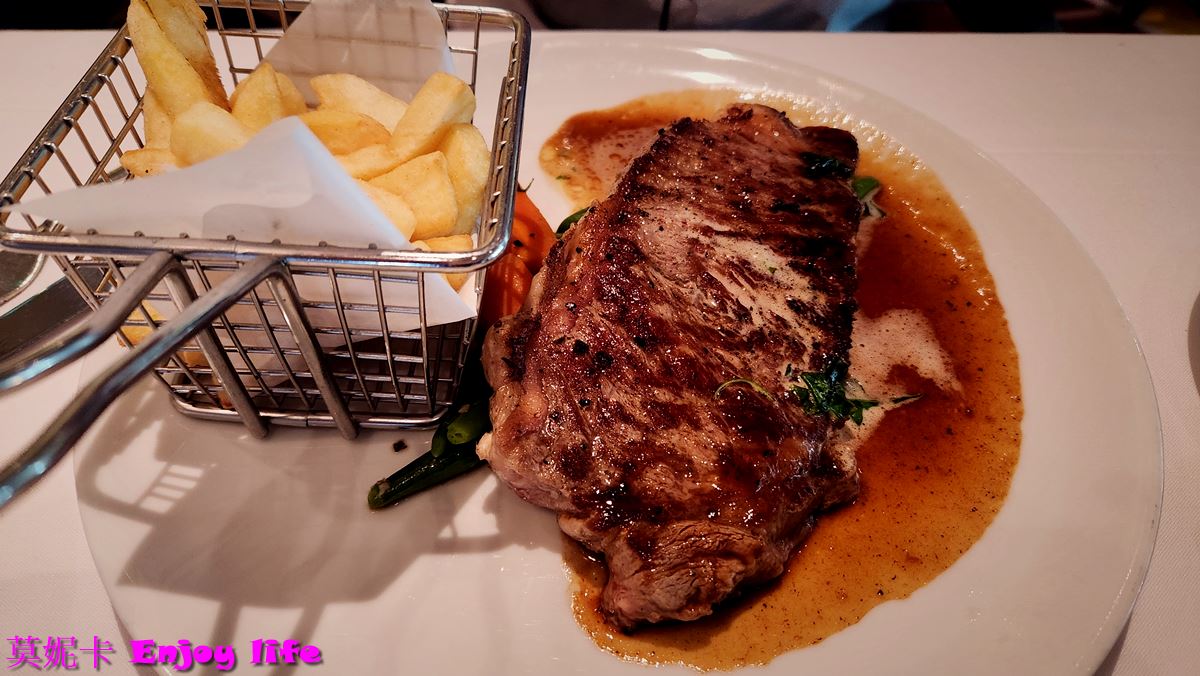 【荷美遊輪餐廳】*荷美遊輪 Dining Room餐廳*，提供免費的早，午餐，及晚餐，專人服務的免費餐廳，推薦來這裡吃早餐!!!