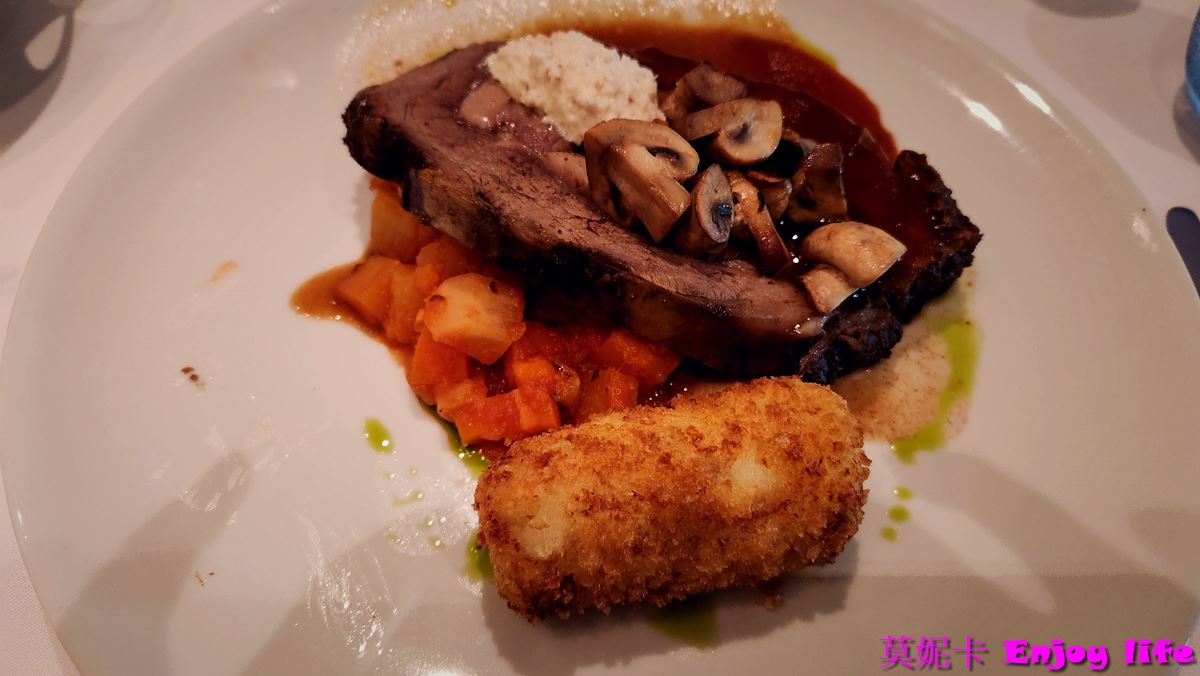 【荷美遊輪餐廳】*荷美遊輪 Dining Room餐廳*，提供免費的早，午餐，及晚餐，專人服務的免費餐廳，推薦來這裡吃早餐!!!