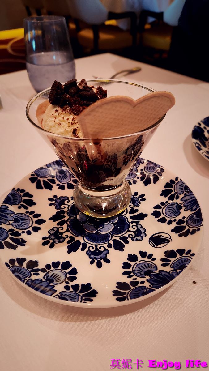 【荷美遊輪餐廳】*荷美遊輪 Dining Room餐廳*，提供免費的早，午餐，及晚餐，專人服務的免費餐廳，推薦來這裡吃早餐!!!