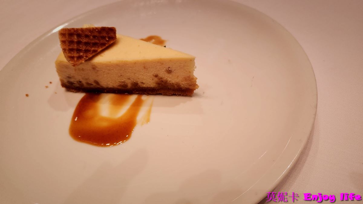 【荷美遊輪餐廳】*荷美遊輪 Dining Room餐廳*，提供免費的早，午餐，及晚餐，專人服務的免費餐廳，推薦來這裡吃早餐!!!