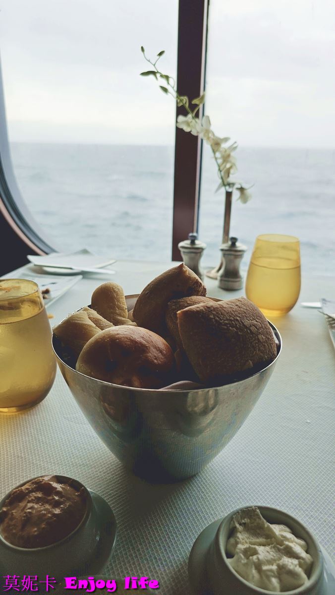 【荷美遊輪餐廳】*荷美遊輪 Pinnacle Grill餐廳*，付費牛排館，建議中午來享用好吃又高級精緻的牛排與龍蝦大餐!!!