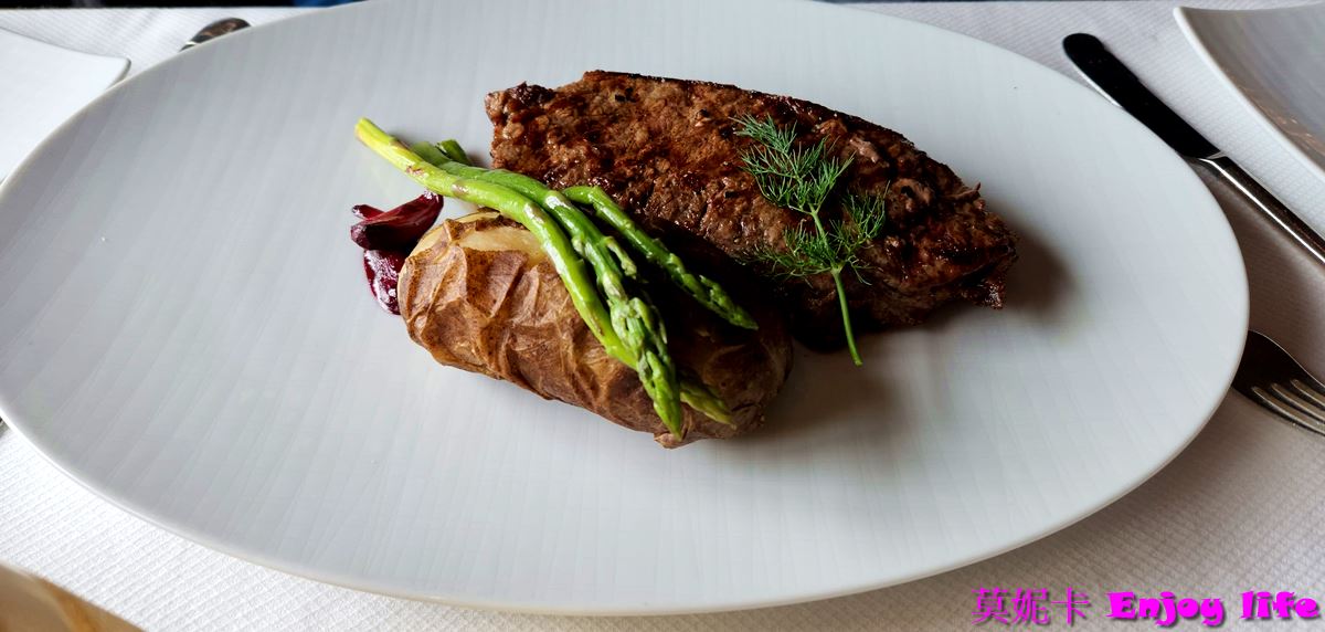 【荷美遊輪餐廳】*荷美遊輪 Pinnacle Grill餐廳*，付費牛排館，建議中午來享用好吃又高級精緻的牛排與龍蝦大餐!!!