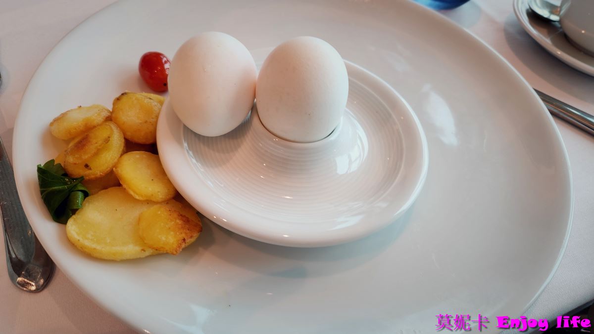 【荷美遊輪餐廳】*荷美遊輪 Dining Room餐廳*，提供免費的早，午餐，及晚餐，專人服務的免費餐廳，推薦來這裡吃早餐!!!