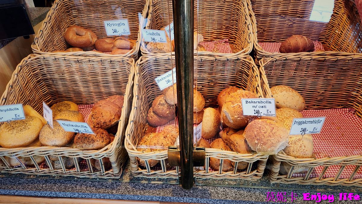 【冰島美食】*冰島ISAFJORDUR伊薩菲厄澤美食麵包咖啡廳Kaffihus Bakarans*，販賣多種麵包跟咖啡!!!