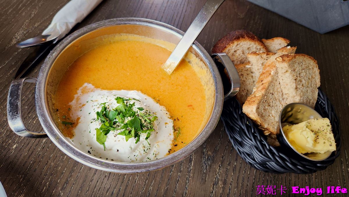 【冰島美食餐廳】*冰島伊薩菲厄澤ISAFJORDUR美食餐廳Húsið*，有美味的魚料理，超讚的海鮮濃湯，超值套餐，冰島必來美食餐廳!!!