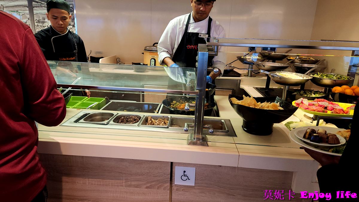 【荷美遊輪餐廳】*荷美遊輪 LIDO Market自助餐廳*，Holland America Line荷美遊輪免費海景餐廳，有各國美食，提供早餐，午餐，下午茶，晚餐，及消夜，餐點種類多又好吃!!!