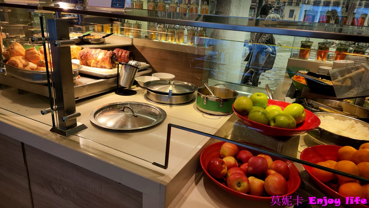 【荷美遊輪餐廳】*荷美遊輪 LIDO Market自助餐廳*，Holland America Line荷美遊輪免費海景餐廳，有各國美食，提供早餐，午餐，下午茶，晚餐，及消夜，餐點種類多又好吃!!!