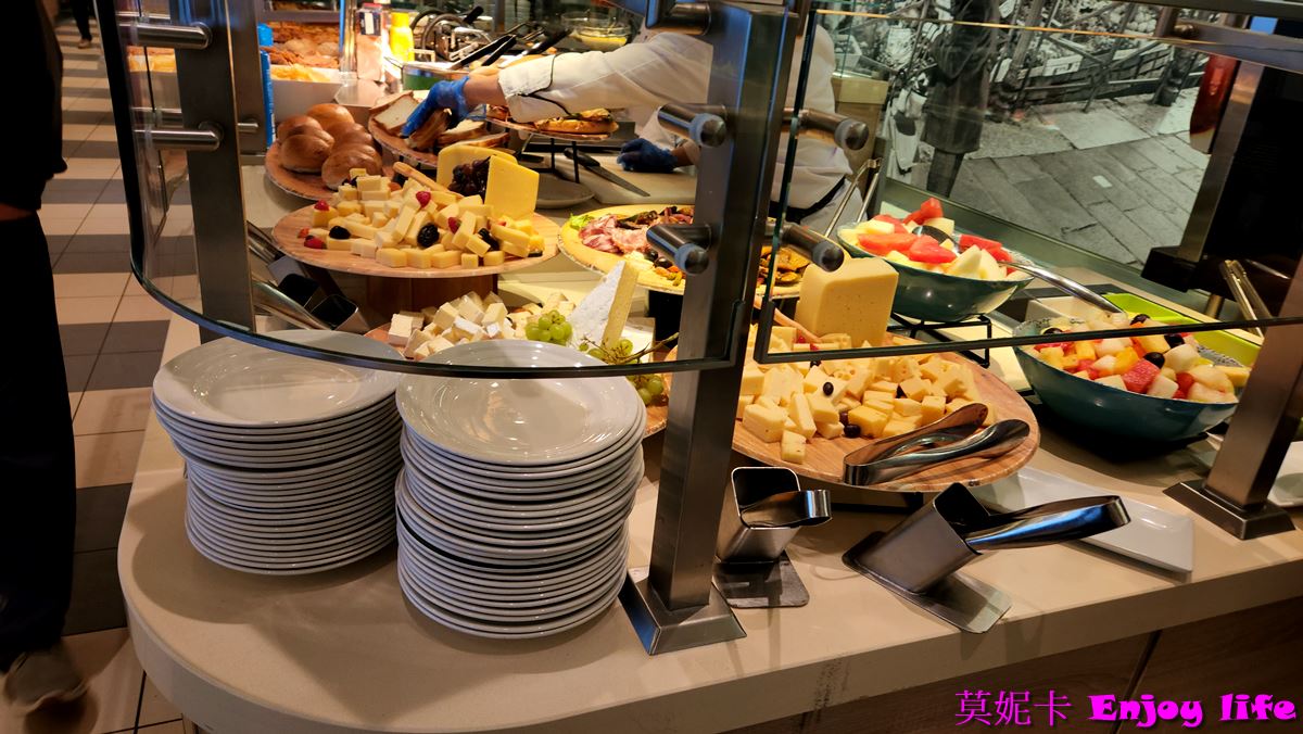 【荷美遊輪餐廳】*荷美遊輪 LIDO Market自助餐廳*，Holland America Line荷美遊輪免費海景餐廳，有各國美食，提供早餐，午餐，下午茶，晚餐，及消夜，餐點種類多又好吃!!!