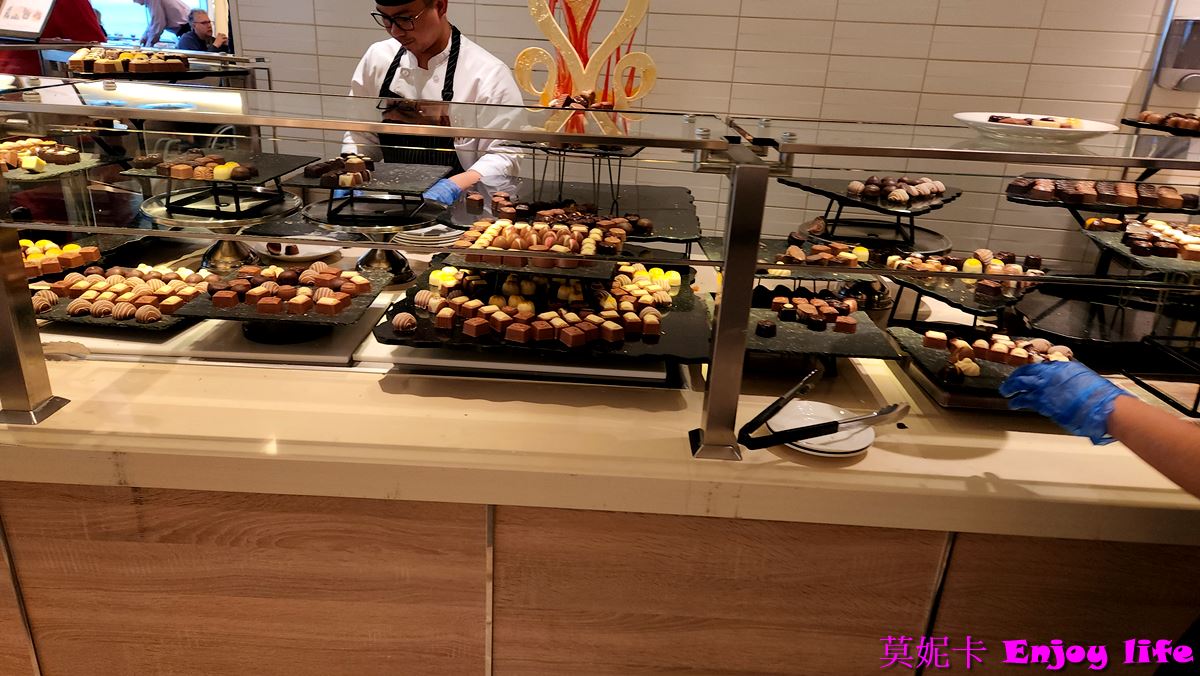 【荷美遊輪餐廳】*荷美遊輪 LIDO Market自助餐廳*，Holland America Line荷美遊輪免費海景餐廳，有各國美食，提供早餐，午餐，下午茶，晚餐，及消夜，餐點種類多又好吃!!!