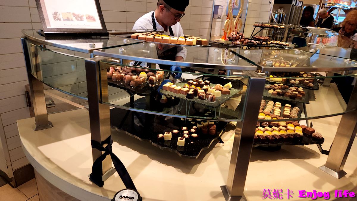 【荷美遊輪餐廳】*荷美遊輪 LIDO Market自助餐廳*，Holland America Line荷美遊輪免費海景餐廳，有各國美食，提供早餐，午餐，下午茶，晚餐，及消夜，餐點種類多又好吃!!!