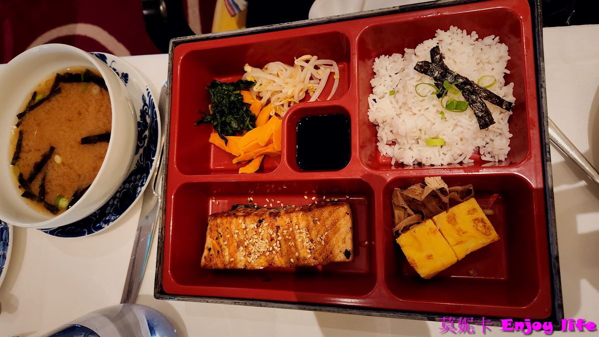 【荷美遊輪餐廳】*荷美遊輪 Dining Room餐廳*，提供免費的早，午餐，及晚餐，專人服務的免費餐廳，推薦來這裡吃早餐!!!