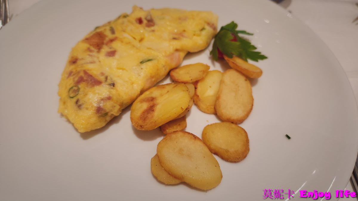 【荷美遊輪餐廳】*荷美遊輪 Dining Room餐廳*，提供免費的早，午餐，及晚餐，專人服務的免費餐廳，推薦來這裡吃早餐!!!