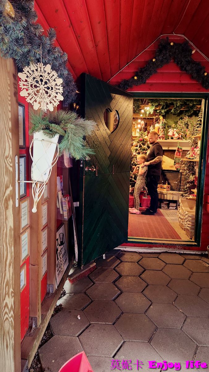 【冰島景點】*冰島阿克雷里景點，聖誕小屋Akureyri Christmas House*，販賣各種可愛的聖誕裝飾品及當地農產品!!!