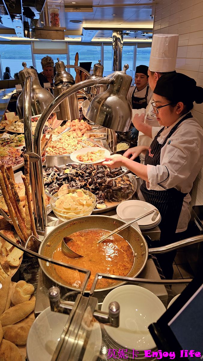 【荷美遊輪餐廳】*荷美遊輪 LIDO Market自助餐廳*，Holland America Line荷美遊輪免費海景餐廳，有各國美食，提供早餐，午餐，下午茶，晚餐，及消夜，餐點種類多又好吃!!!