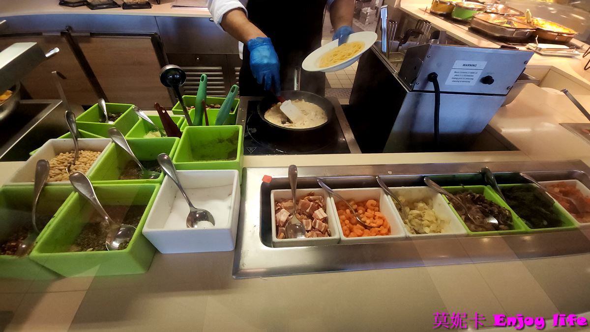 【荷美遊輪餐廳】*荷美遊輪 LIDO Market自助餐廳*，Holland America Line荷美遊輪免費海景餐廳，有各國美食，提供早餐，午餐，下午茶，晚餐，及消夜，餐點種類多又好吃!!!