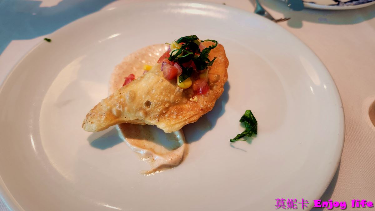 【荷美遊輪餐廳】*荷美遊輪 Dining Room餐廳*，提供免費的早，午餐，及晚餐，專人服務的免費餐廳，推薦來這裡吃早餐!!!