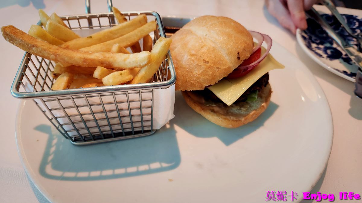 【荷美遊輪餐廳】*荷美遊輪 Dining Room餐廳*，提供免費的早，午餐，及晚餐，專人服務的免費餐廳，推薦來這裡吃早餐!!!