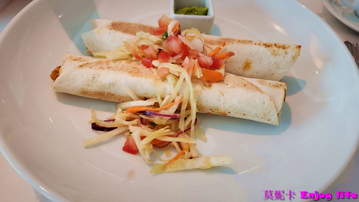 【荷美遊輪餐廳】*荷美遊輪 Dining Room餐廳*，提供免費的早，午餐，及晚餐，專人服務的免費餐廳，推薦來這裡吃早餐!!!