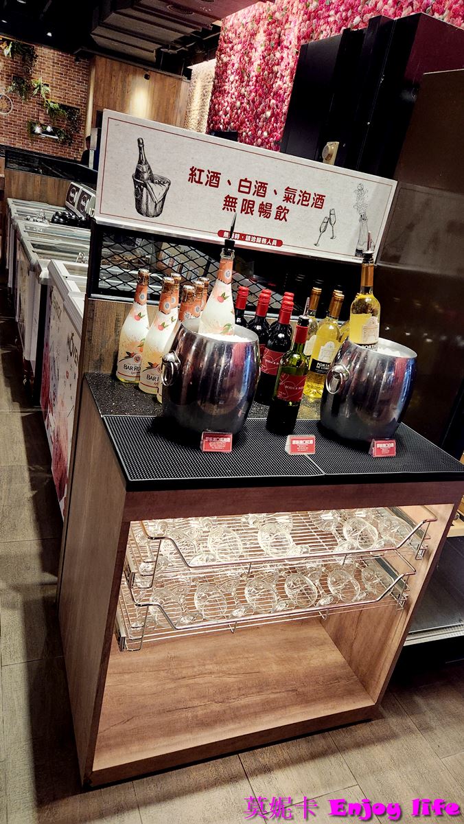 【台南美食餐廳】*新馬辣 南紡店*|高品質吃到飽火鍋,和牛、松阪豬、海鮮無限享用,酒類無限暢飲,還有哈根達斯冰淇淋隨你吃! 16 【台南美食餐廳】*新馬辣 南紡店*|高品質吃到飽火鍋,和牛、松阪豬、海鮮無限享用,酒類無限暢飲,還有哈根達斯冰淇淋隨你吃!