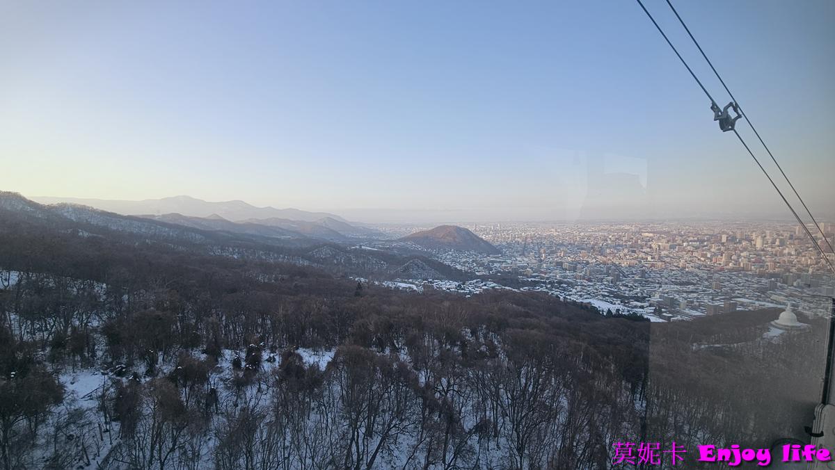 【北海道札幌景點】*札幌藻岩山夜景*，日本新三大夜景之一！藻岩山纜車搭乘攻略，包括最佳觀賞時間、購票方式及搭乘流程，帶您輕鬆享受絕美景致！