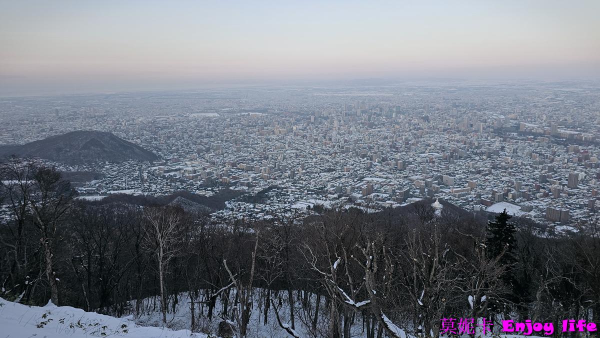 【北海道札幌景點】*札幌藻岩山夜景*，日本新三大夜景之一！藻岩山纜車搭乘攻略，包括最佳觀賞時間、購票方式及搭乘流程，帶您輕鬆享受絕美景致！