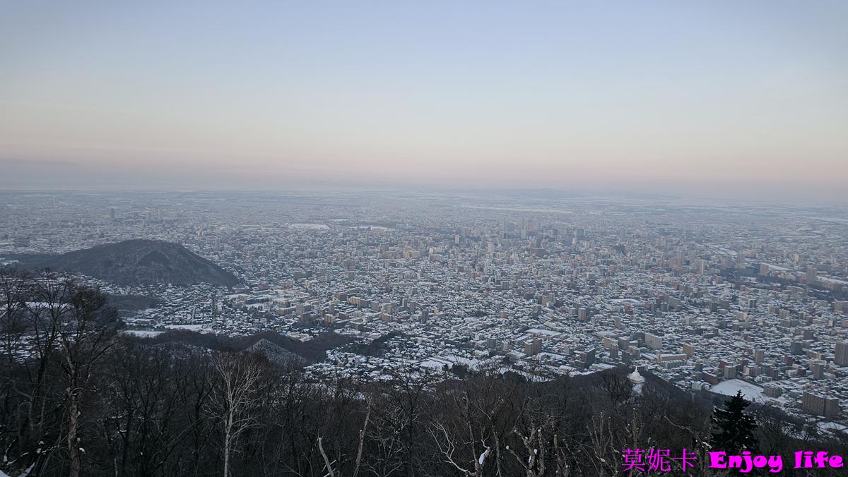 【北海道札幌景點】*札幌藻岩山夜景*，日本新三大夜景之一！藻岩山纜車搭乘攻略，包括最佳觀賞時間、購票方式及搭乘流程，帶您輕鬆享受絕美景致！