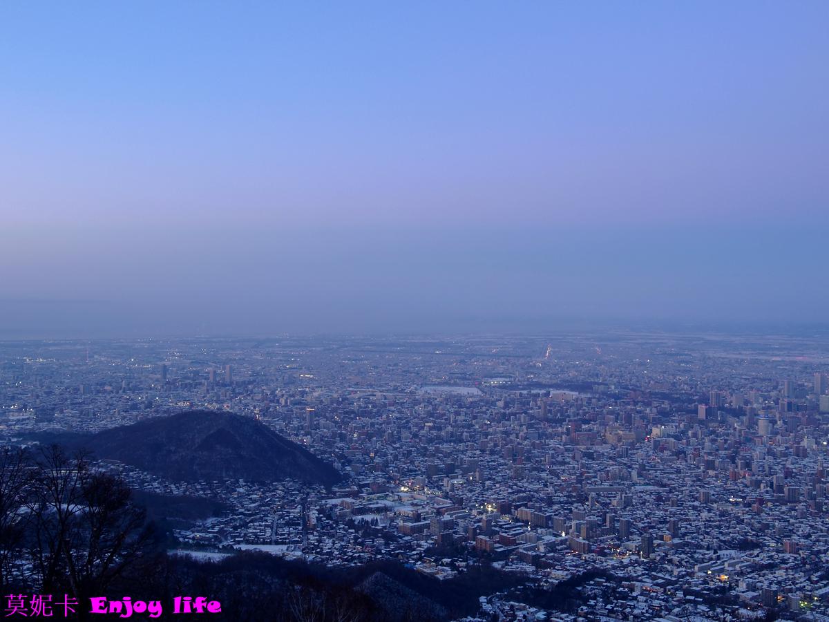 【北海道札幌景點】*札幌藻岩山夜景*，日本新三大夜景之一！藻岩山纜車搭乘攻略，包括最佳觀賞時間、購票方式及搭乘流程，帶您輕鬆享受絕美景致！